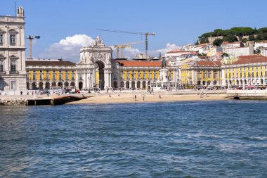 Lizbon 'da Praca do Comercio' da bir tur teknesinden görüntü
