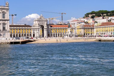 Lizbon 'da Praca do Comercio' da bir tur teknesinden görüntü