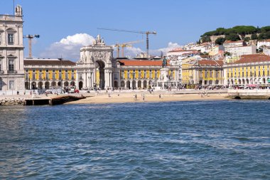 Lizbon 'da Praca do Comercio' da bir tur teknesinden görüntü