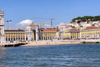 Lizbon 'da Praca do Comercio' da bir tur teknesinden görüntü