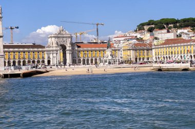 Lizbon 'da Praca do Comercio' da bir tur teknesinden görüntü