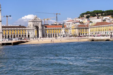 Lizbon 'da Praca do Comercio' da bir tur teknesinden görüntü