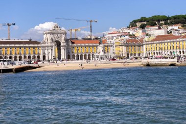 Lizbon 'da Praca do Comercio' da bir tur teknesinden görüntü