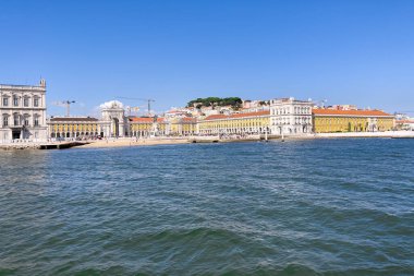 Lizbon 'da Praca do Comercio' da bir tur teknesinden görüntü