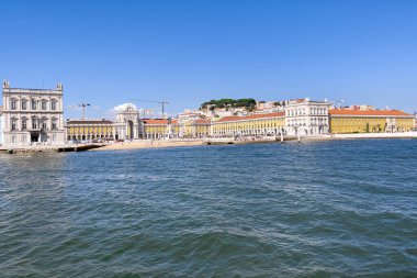 Lizbon 'da Praca do Comercio' da bir tur teknesinden görüntü