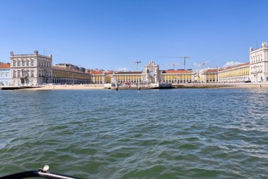 Lizbon 'da Praca do Comercio' da bir tur teknesinden görüntü
