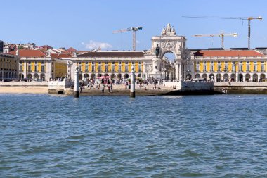 Lizbon 'da Praca do Comercio' da bir tur teknesinden görüntü