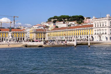 Lizbon 'da Praca do Comercio' da bir tur teknesinden görüntü