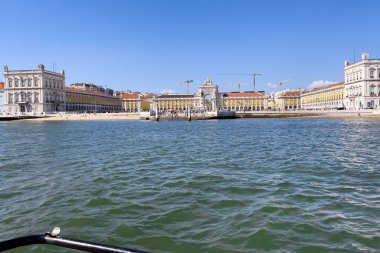 Lizbon 'da Praca do Comercio' da bir tur teknesinden görüntü