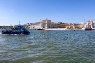 Lizbon 'da Praca do Comercio' dan bir tur teknesi.