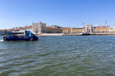 Lizbon 'da Praca do Comercio' dan bir tur teknesi.