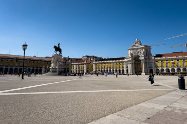 Praca do Comercio ve Lizbon 'da Kral I. Jose' nin heykeli