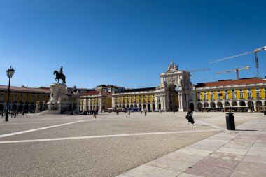 Praca do Comercio ve Lizbon 'da Kral I. Jose' nin heykeli