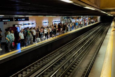 Lizbon 'daki Baixa-Chiado istasyonunda metro bekleyen bir kalabalık.