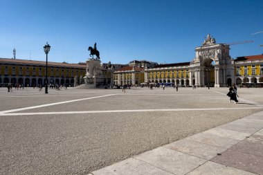 Praca do Comercio ve Lizbon 'da Kral I. Jose' nin heykeli