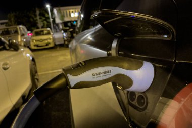 EV araba açık hava şarj aletine takılmış.