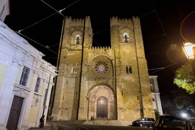 Geceleri Lizbon 'daki Aziz Mary Katedrali.