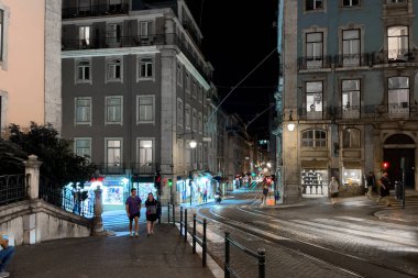 Geceleri Lizbon 'da çok az insan yürür.