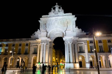 Geceleri Lizbon 'daki Praa do Comrcio Zafer Kemeri.