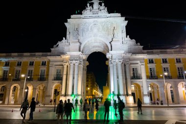 Geceleri Lizbon 'daki Praa do Comrcio Zafer Kemeri.