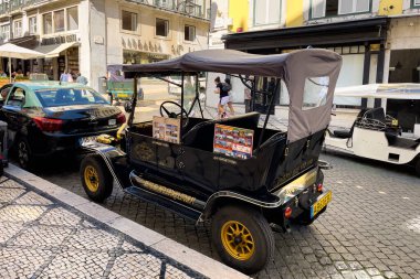 Lizbon 'da turistik turlar için kullanılan klasik Ford Model T' nin EV kopyası