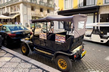 Lizbon 'da turistik turlar için kullanılan klasik Ford Model T' nin EV kopyası