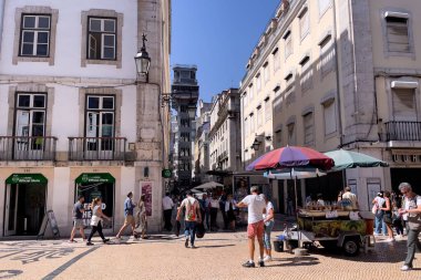 Lizbon 'da Santa Justa Asansörü yakınlarında takılan turistler