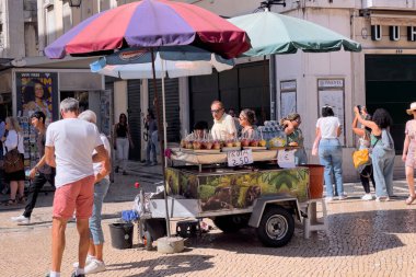 Lizbon 'da halka açık bir alanda meyve satıcısı