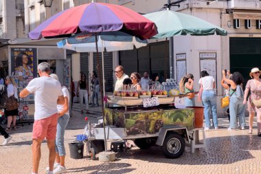 Lizbon 'da halka açık bir alanda meyve satıcısı