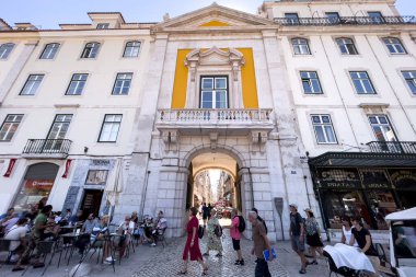 Lizbon 'da Arco do Bandeira yakınlarında takılan bir grup turist.