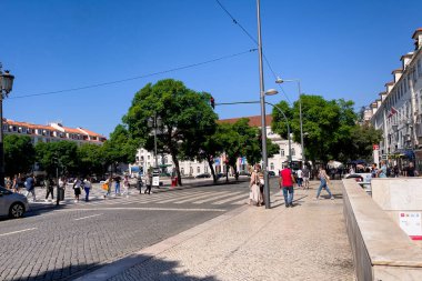 Lizbon 'da Rossio Meydanı yakınlarında yürüyen insanlar 