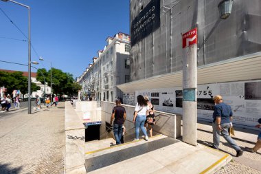 Lizbon 'da metro istasyonunda yürüyen insanlar