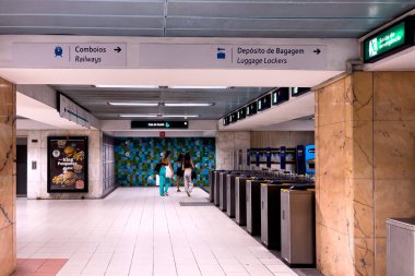 Lizbon 'da metro istasyonunda yürüyen insanlar.