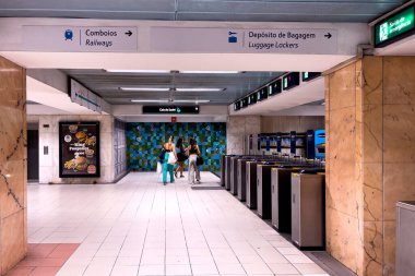 Lizbon 'da metro istasyonunda yürüyen insanlar.