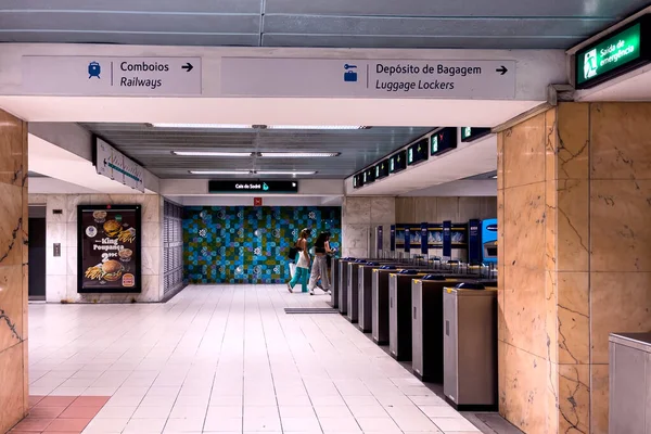 Jen Málo Lidí Chodí Stanici Metra Lisabonu — Stock fotografie