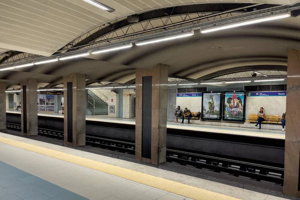 Skupina Lidí Čeká Metro Stanici Metra Lisabonu — Stock fotografie