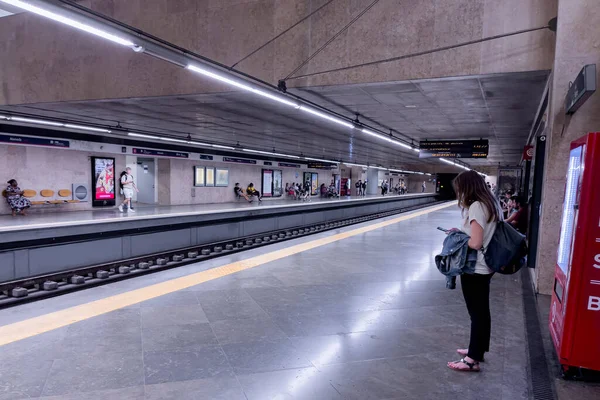 Gruppo Persone Attesa Della Metropolitana Alla Stazione Della Metropolitana Lisbona — Foto Stock