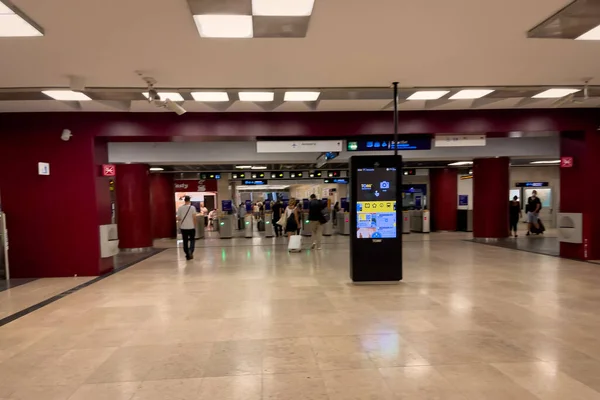 Passagerare Som Går Innanför Den Internationella Flygplatsen Lissabon — Stockfoto