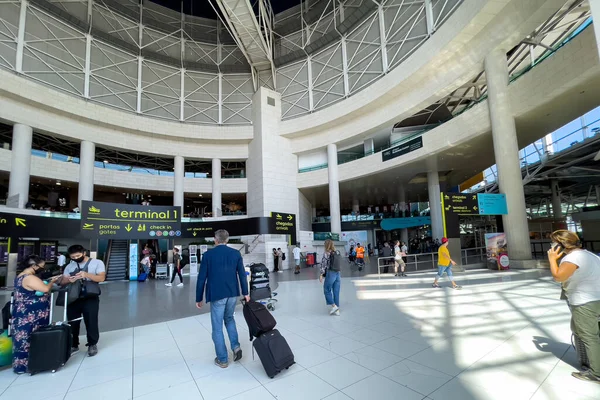 Passagerare Som Går Innanför Den Internationella Flygplatsen Lissabon — Stockfoto