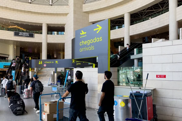 Passagerare Som Går Innanför Den Internationella Flygplatsen Lissabon — Stockfoto