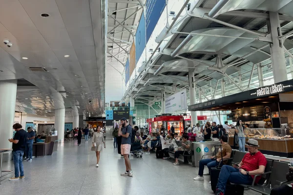 Passagerare Som Går Innanför Den Internationella Flygplatsen Lissabon — Stockfoto