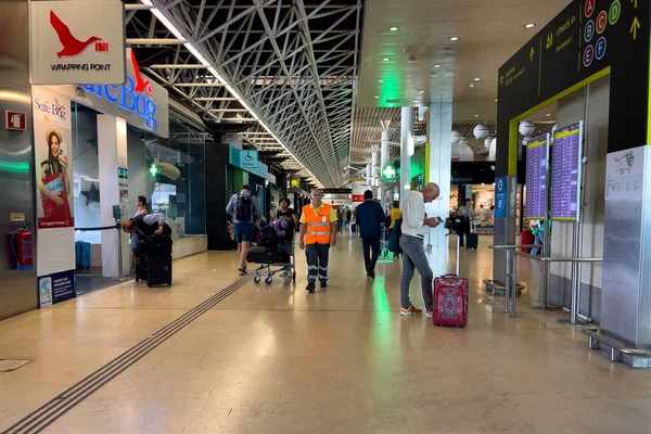 Passengers Walking International Airport Lisbon — Stock Photo, Image