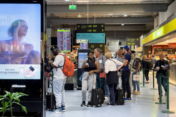 Passagerare Som Går Innanför Den Internationella Flygplatsen Lissabon — Stockfoto