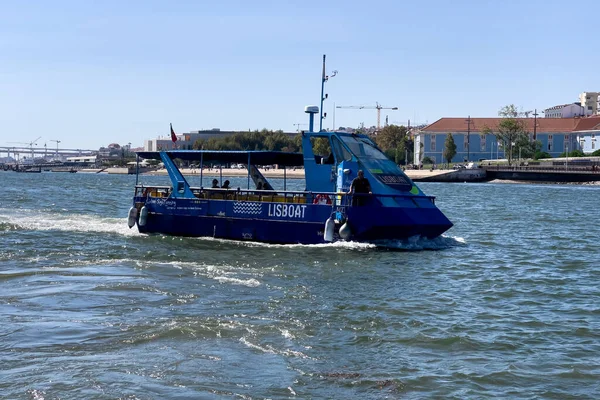 Lizbon Praca Comercio Dan Bir Tur Teknesi — Stok fotoğraf