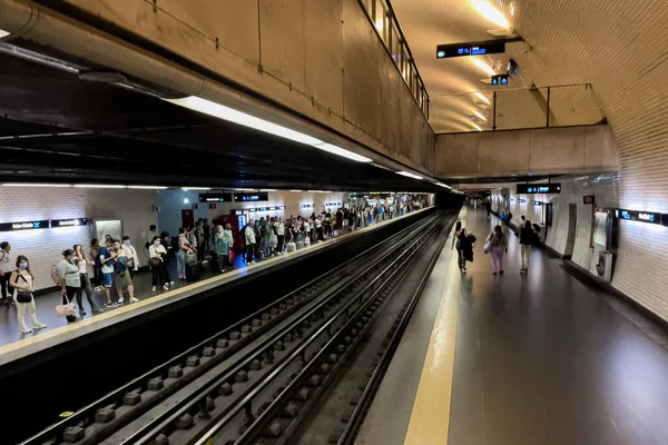 リスボンのバイシャ チアド駅で地下鉄を待っている人々の群衆 — ストック写真