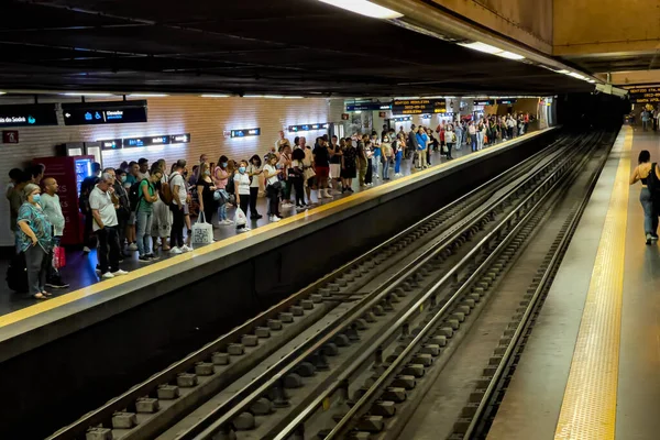 Multitud Personas Esperando Metro Estación Baixa Chiado Lisboa —  Fotos de Stock