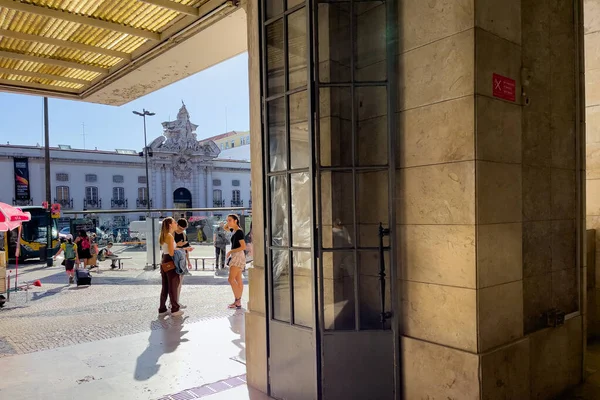 Pessoas Que Caminham Dentro Estação Ferroviária Santa Apolónia Lisboa — Fotografia de Stock