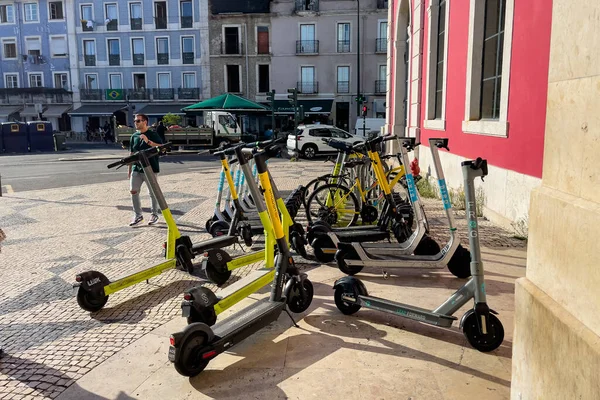 Πολλά Scooters Σταθμευμένα Στο Δρόμο Στη Λισαβόνα — Φωτογραφία Αρχείου