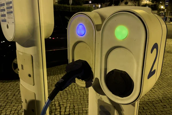 Samochód Podłączony Ładowarki Elektrycznej Zewnątrz — Zdjęcie stockowe