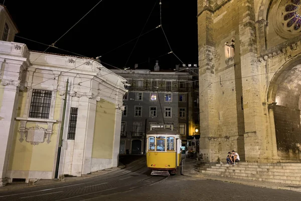 Tranvía Retro Pasando Por Catedral Santa María Mayor Lisboa Por — Foto de Stock